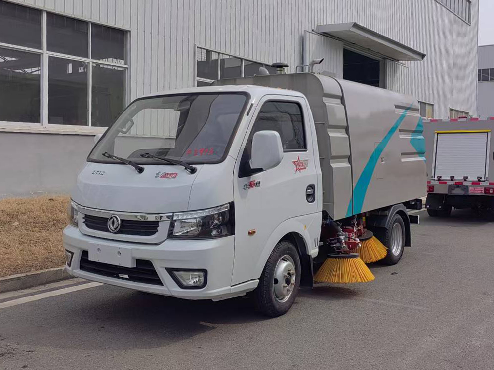 東風途逸掃路車