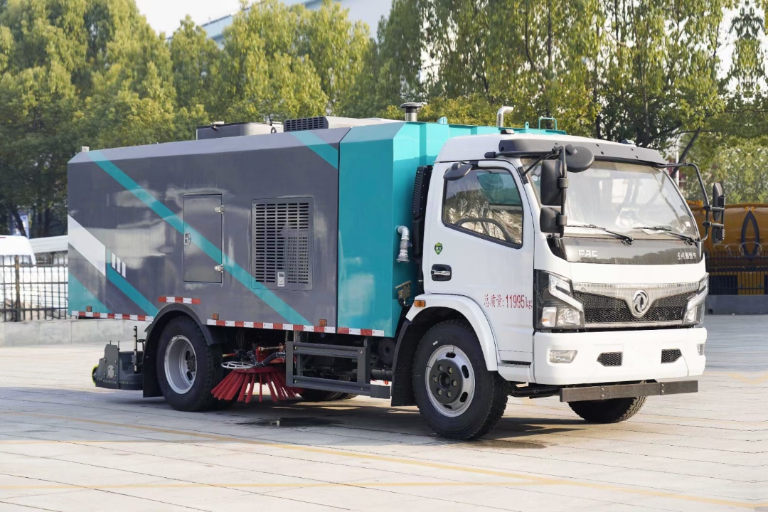 東風(fēng)多利卡干濕兩用吸塵車(chē)