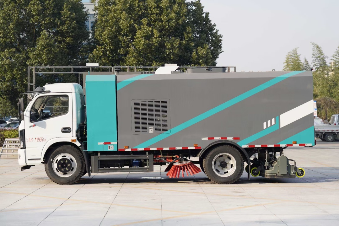 東風(fēng)多利卡干濕兩用吸塵車(chē)