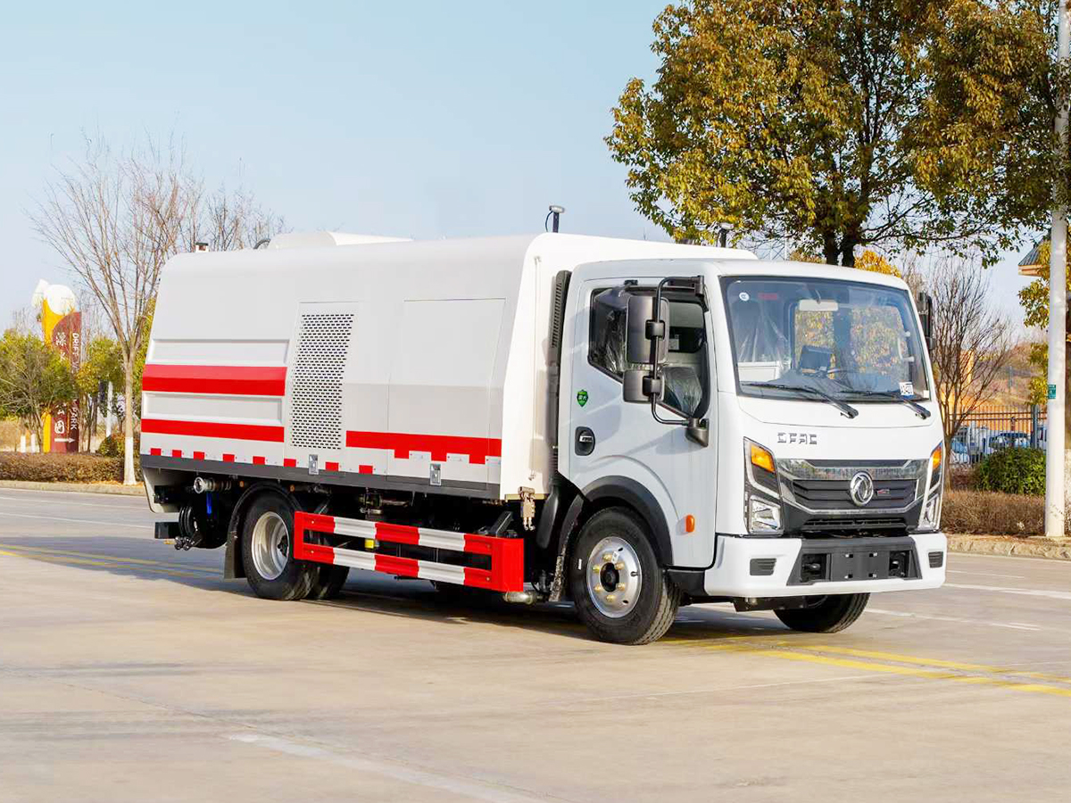 東風(fēng)多利卡護欄清洗車