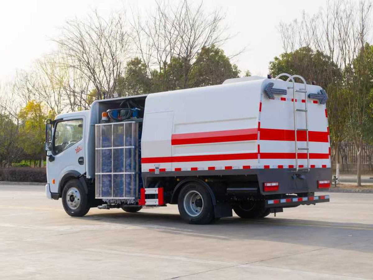 東風(fēng)多利卡護欄清洗車