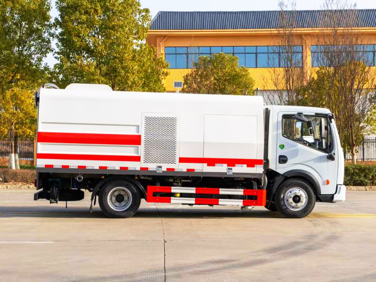 東風(fēng)多利卡護欄清洗車